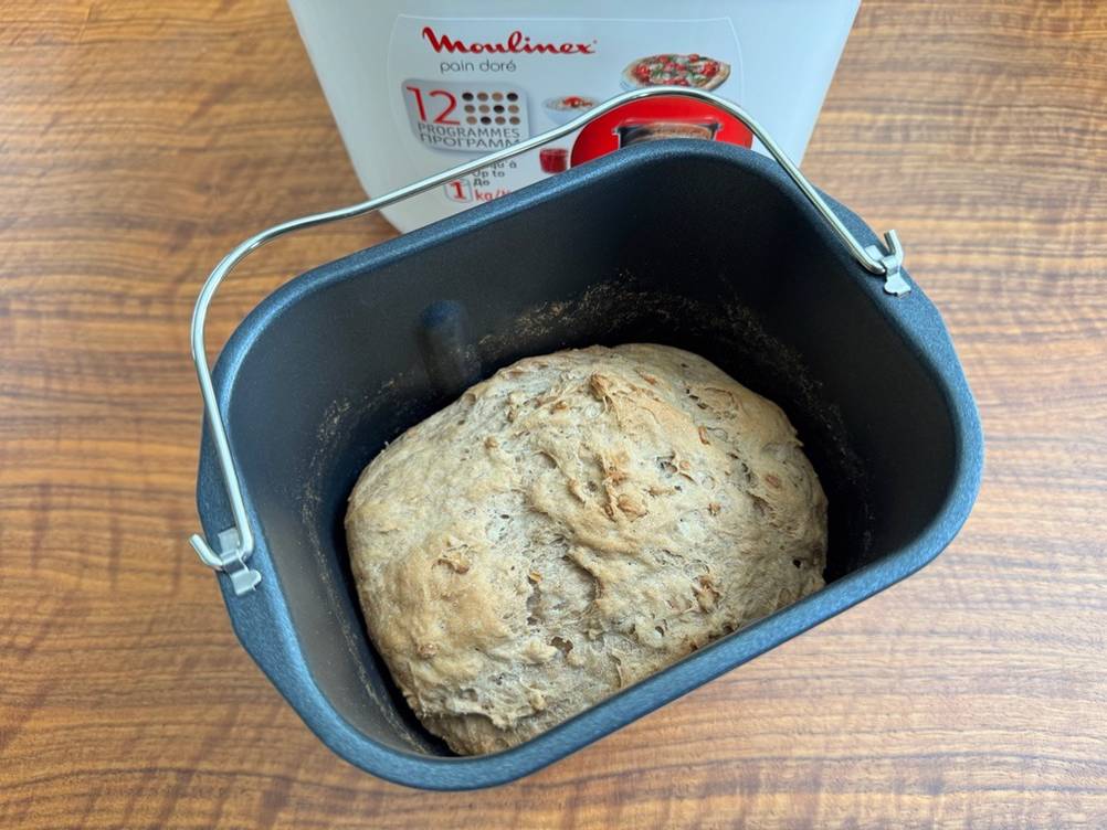 Fertiges Brot liegt im Behälter des Moulinex pain doré OW210130