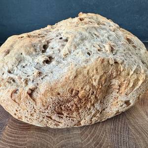 Brot aus dem Moulinex pain doré OW210130 liegt auf einem Holzbrett