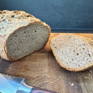 Geschnittenes Brot aus dem Moulinex pain doré OW210130 liegt auf einem Holzbrett