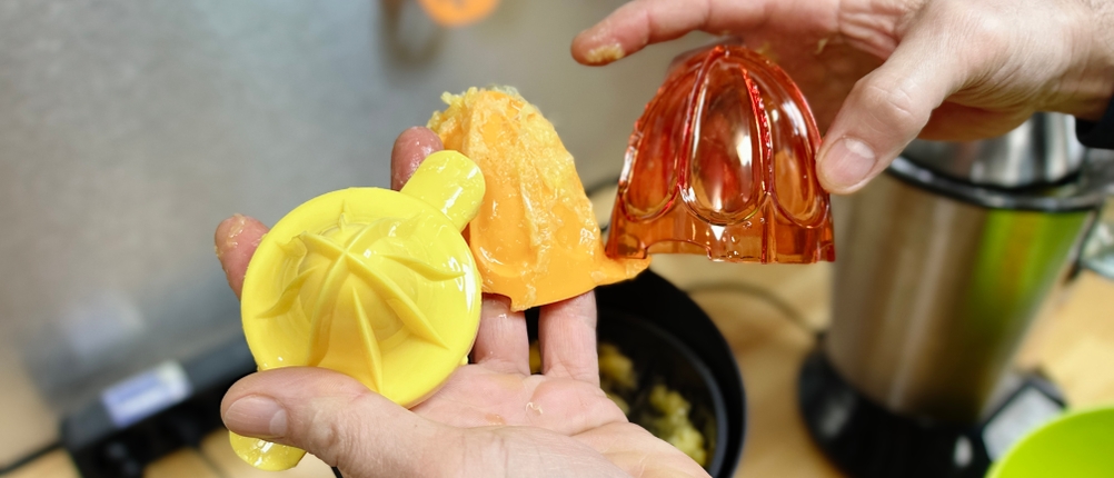 Drei verschiedene Presskegel der Moulinex PC603D10 werden in der Hand gehalten. 