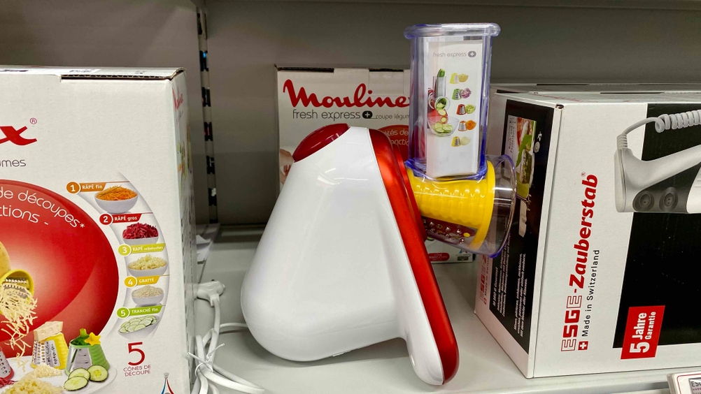 Im Test: Ein Zerkleinerer neben verpackten Produkten in einem Regal.