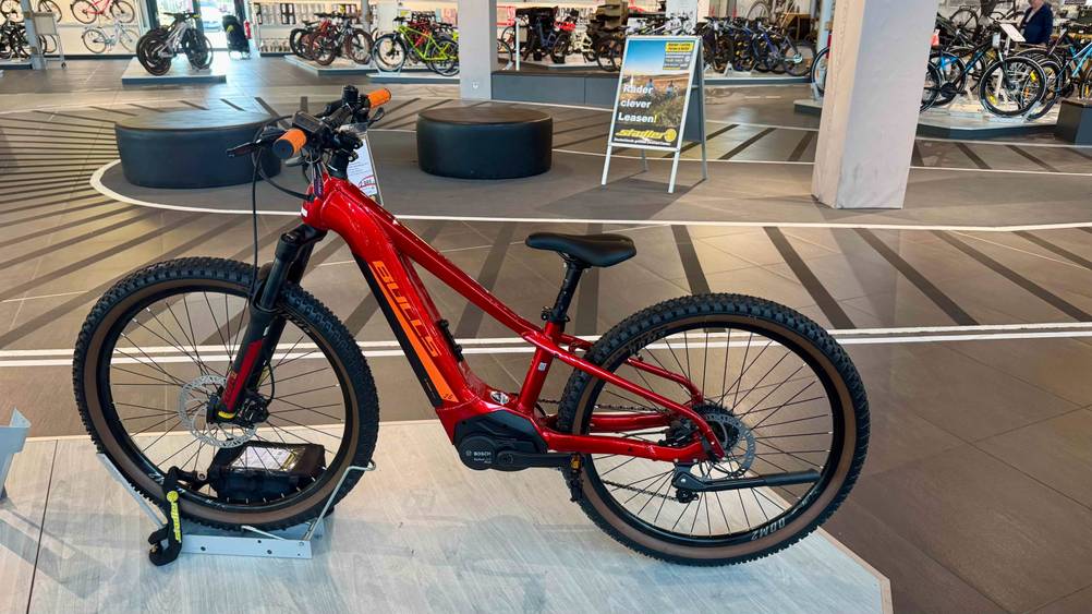 Seitenansicht des Mountainbike 26 Zoll im Test in einem Fahrradladen.
