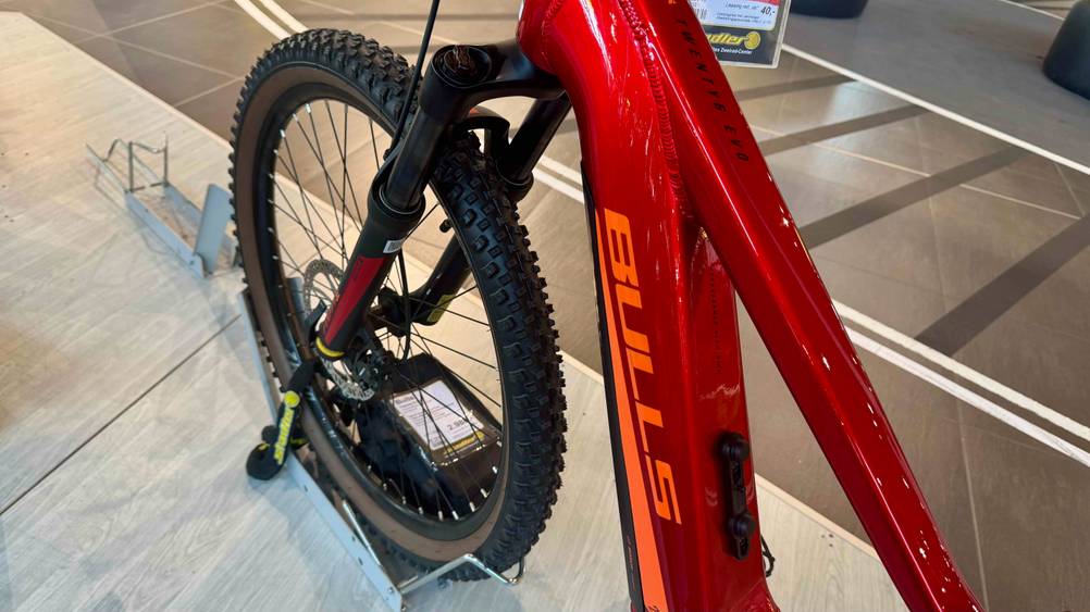 Das Vorderrad des getesteten Mountainbike 26 Zoll in Nahaufnahme.