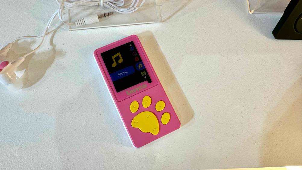 Getestet: Ein MP3-Player für Kinder von oben auf einer hellen Fläche.