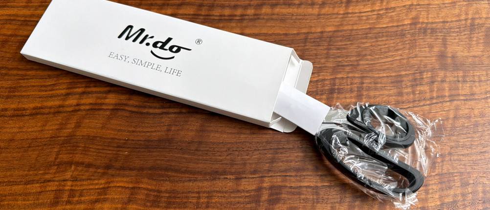 Die Mr.do-Schneiderschere wurde halb aus der Verpackung gezogen