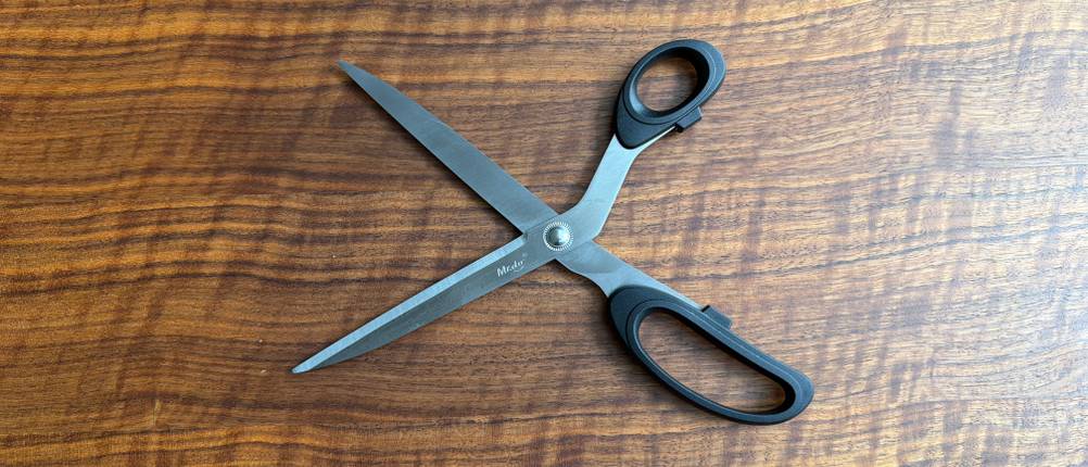 Die Mr.do-Schneiderschere liegt auf einem Tisch