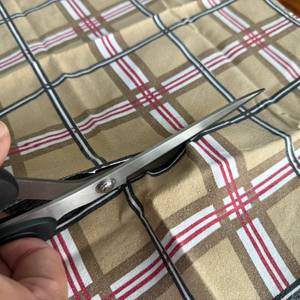 Mit der Mr.do-Schneiderschere wird ein Handtuch zerschnitten