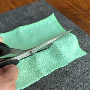 Mit der Mr.do-Schneiderschere wird ein Lappen zerschnitten