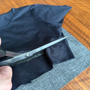 Mit der Mr.do-Schneiderschere wird ein Stoff zerschnitten