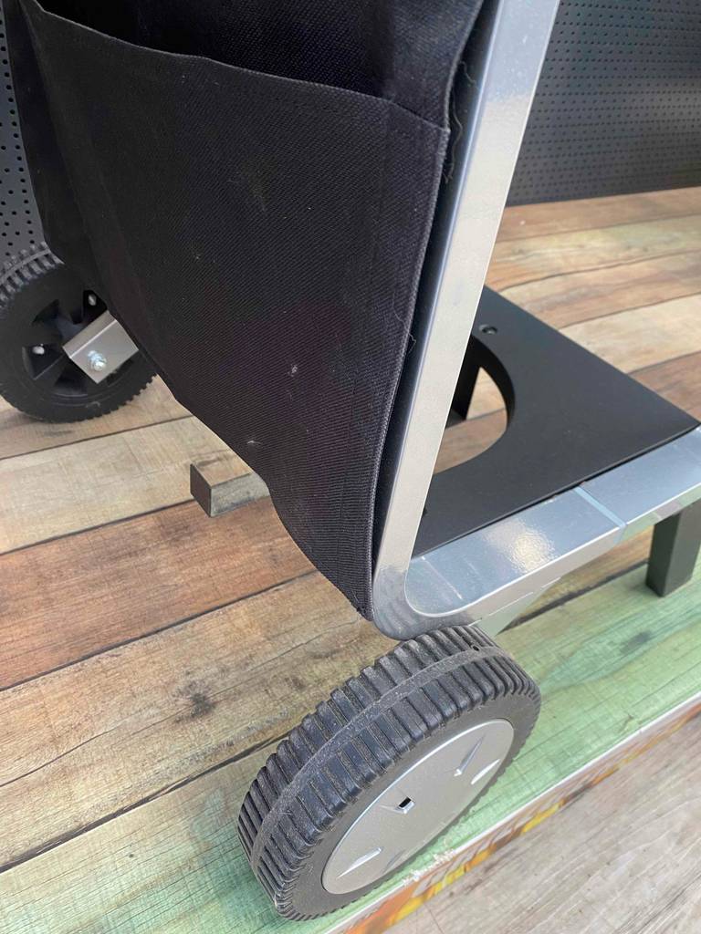 Detailansicht der beiden Transporträder eines anthrazitfarbenen Balkon-Gasgrills im Test.