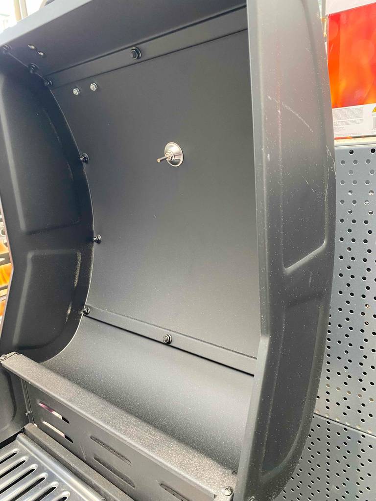 Balkon-Gasgrill im Test: Nahaufnahme der anthrazitfarbenem Metall-Abdeckung von Innen inklusive Thermometer-Fühler.