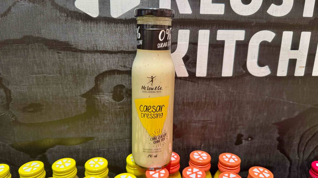 Getestet: Caesar-Dressing in einer 240-ml-Flasche steht auf weiteren Flaschen.