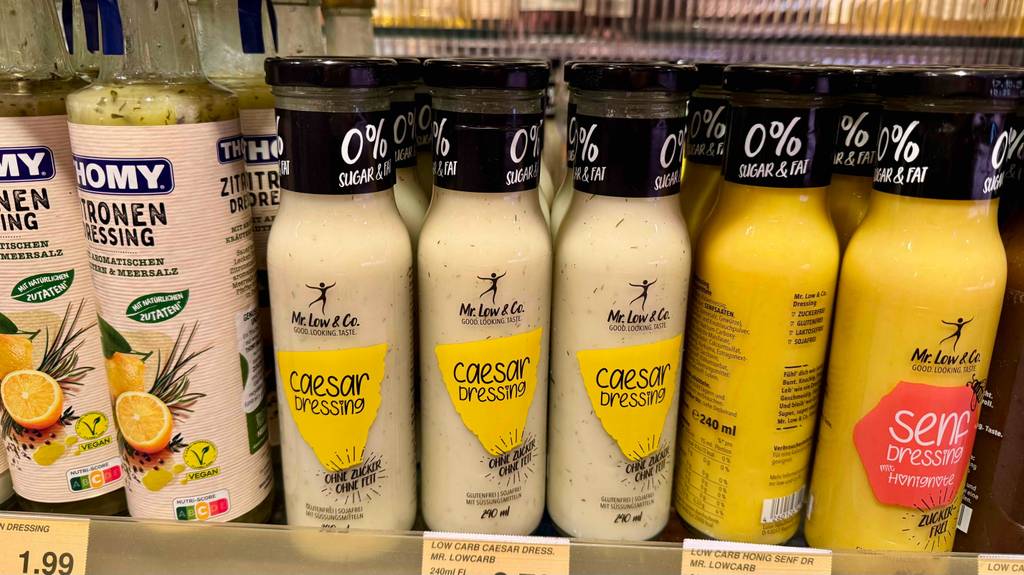 Caesar-Dressing-Test: 240-ml-Flaschen mit diversen Salatdressings stehen nebeneinander auf einem Verkaufsregal.