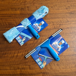 Der Wischer und der Abzieher vom Mr. Siga SJ21578 liegen eingepackt nebeneinander auf einem Holztisch