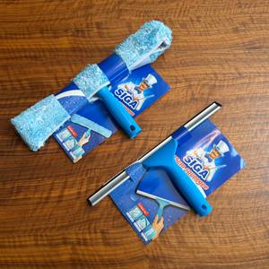 Der Wischer und der Abzieher vom Mr. Siga SJ21578 liegen eingepackt nebeneinander auf einem Holztisch