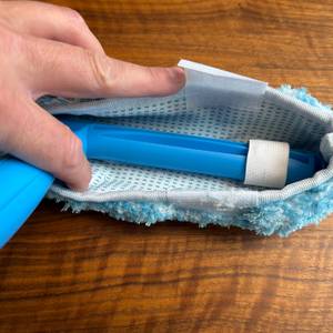 Eine Hand befestigt den Stoff am Wischer vom Mr. Siga SJ21578