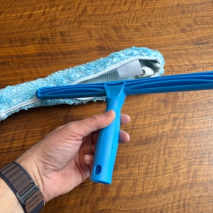 Eine Hand hält den Griff vom Wischer des Mr. Siga SJ21578 fest