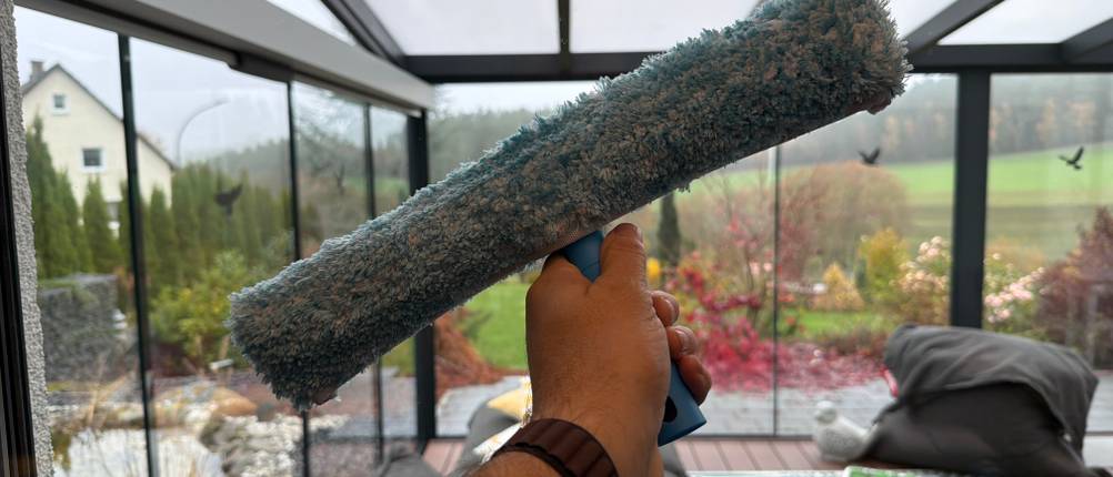 Mit dem Wischer vom Mr. Siga SJ21578 wird ein Fenster gewischt