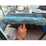 Eine Hand wischt ein Fenster mit dem Wischer vom Mr. Siga SJ21578