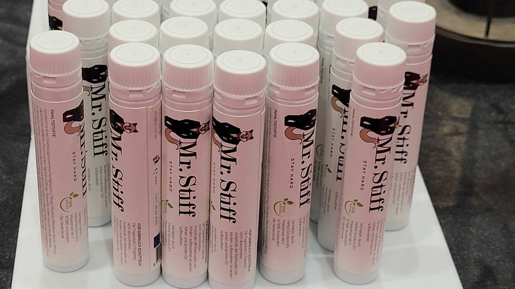 Nahaufnahme von einem Potenzmittel im Test: mehrere Potenzmittel von Dr. Stiff stehen zum Verkauf bereit.