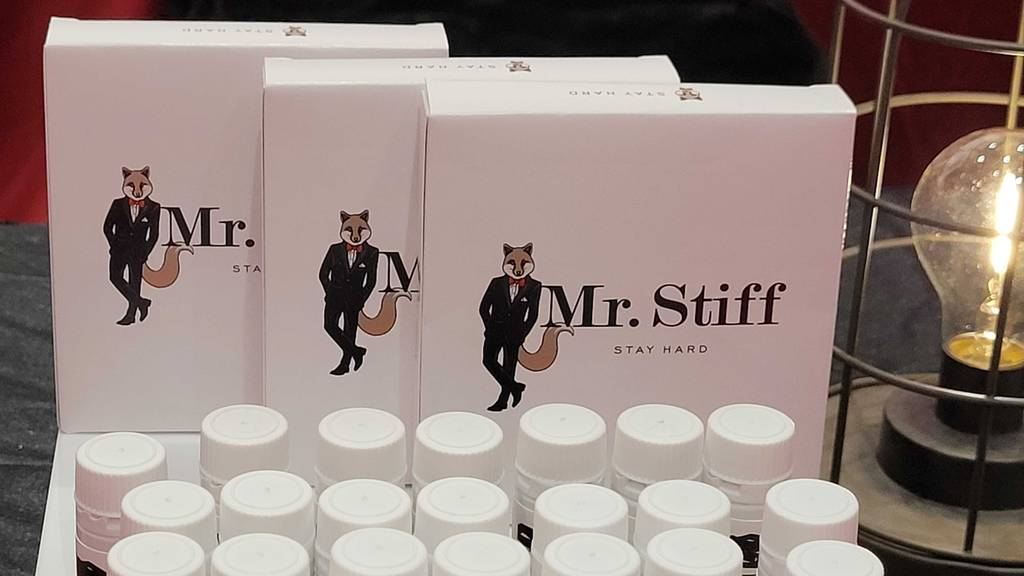 Potenzmittel getestet: mehrere Potenzmittel von Dr. Stiff inklusive Verpackungen stehen in einem Verkaufsbereich.
