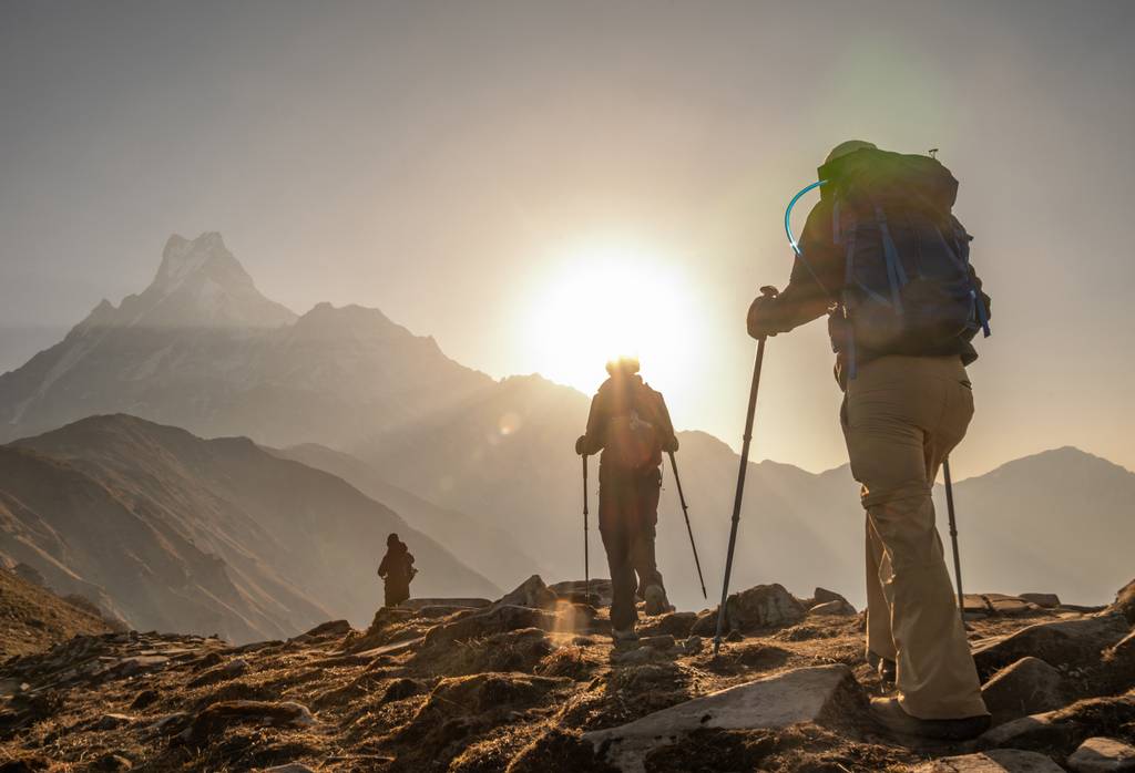MRE-Test: Drei Wanderer besteigen den Annapurna-Trek. 