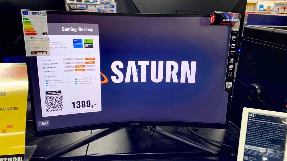 Auf dem getesteteten Curved-Monitor 27 Zoll sind verschiedene Aufkleber angebracht.