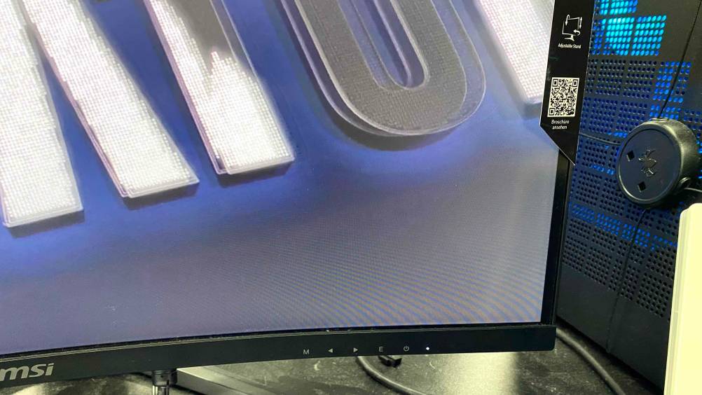 Curved-Monitor 27 Zoll von msi im Test: Auf dem Monitor ist der Markenname zu lesen.