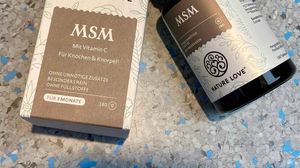 Nahaufnahme der Labels von Originalverpackung und Flasche der getesteten MSM-Kapseln.