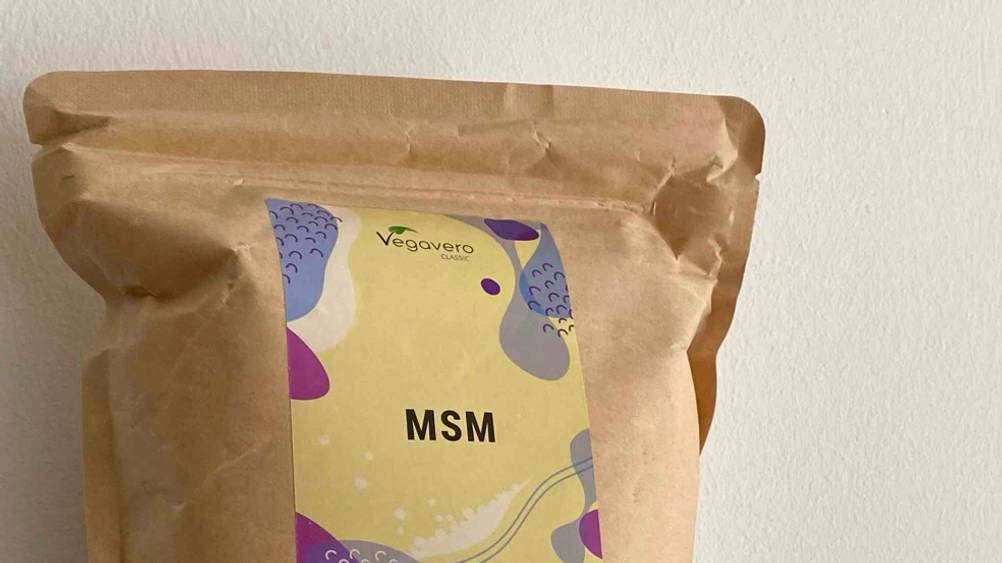 Nahaufnahme der Verpackung von vorne des getesteten MSM-Pulvers mit Logo.