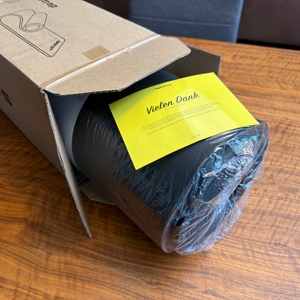 Die Msports-Gymnastikmatte Premium wurde ein wenig aus ihrem Karton gezogen