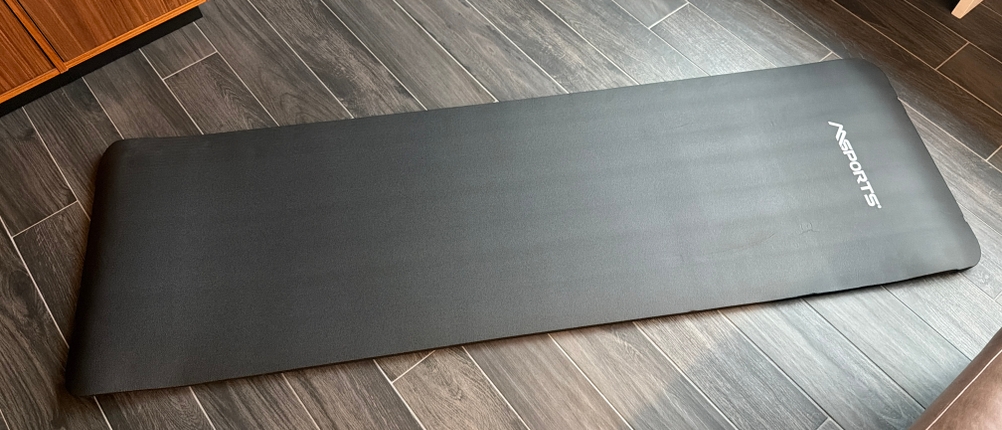 Die Msports-Gymnastikmatte Premium liegt ausgerollt auf einem Fliesenboden