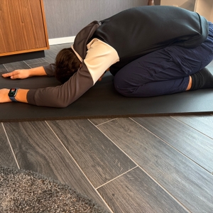 Eine Person macht eine Übung auf der Msports-Gymnastikmatte Premium