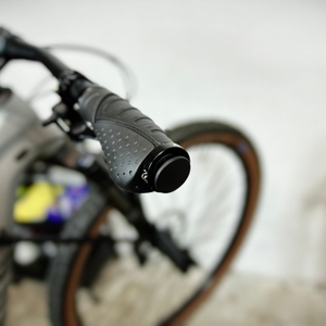 Eine lose Endkappe der Reetee-Fahrradgriffe liegt locker auf dem Lenker. Die Fixierung wurde noch nicht vorgenommen.
