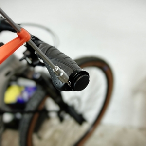 Eine Hand verschraubt die Endkappe der Reetee-Fahrradgriffe mit einem Inbusschlüssel. Der Griff ist bereits montiert.