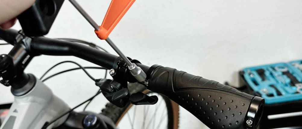 Ein MTB-Griff wird mit einem Newtonmeter-Inbusschlüssel befestigt.