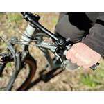 Eine Hand greift den SQlab 7OX Griff am Lenker eines Mountainbikes im Outdoor-Einsatz. Die strukturierte Oberfläche sorgt für Halt.