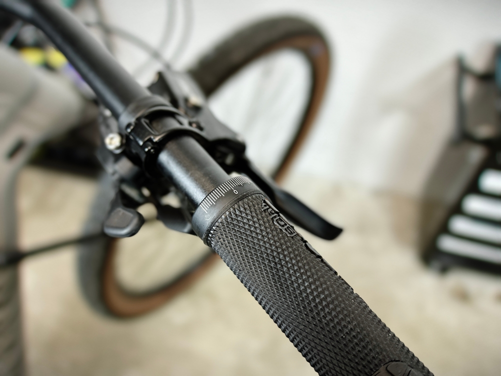 Ein SQlab-7OX-Griff wird am Lenker eines Mountainbikes montiert. Die Schraubklemme sorgt für sicheren Halt.