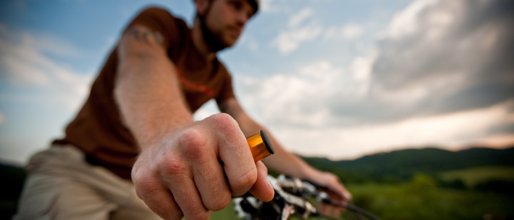 MTB-Griffe-Test: Mann fährt in einer idyllischen Landschaft Fahrrad