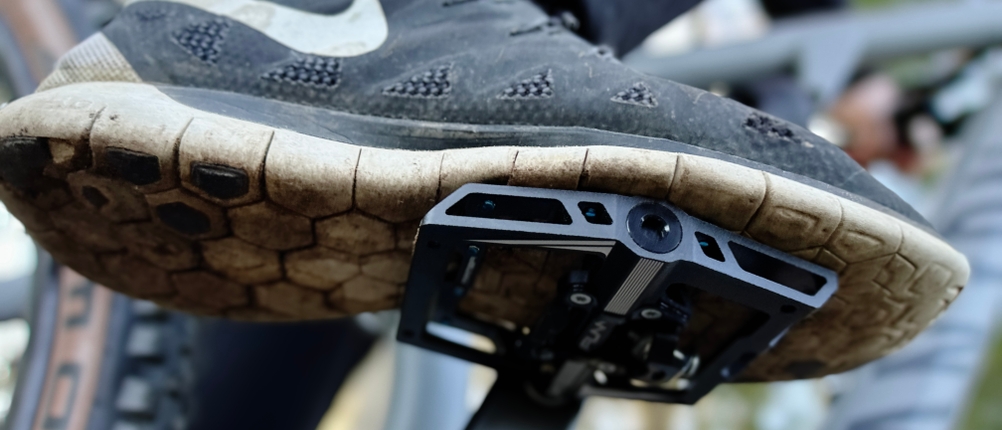 Ein Mountainbiker mit Sportschuhen steht auf einem Funn Mamba Pedal. Die große Plattform und Pins sorgen für sicheren Halt auf dem Trail.