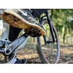 Ein Mountainbike-Schuh steht auf dem Gewage USGE323 Pedal. Die breite Plattform mit Metallpins sorgt für stabilen Halt.