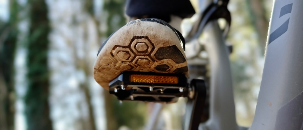 Ein Gewage USGE323 Pedal mit seitlichem Reflektor. Der Reflektor erhöht die Sichtbarkeit im Straßenverkehr.