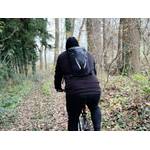 Ein Mann trägt den MTB-Rucksack von Vaude auf dem Rücken und fährt Fahrrad.