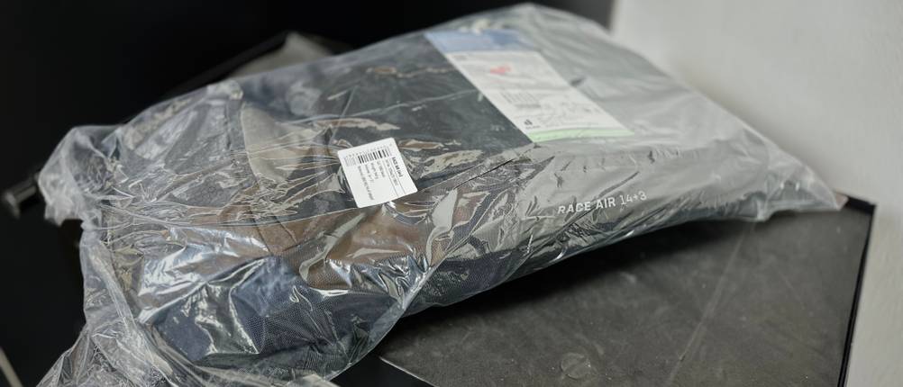 Der MTB-Rucksack von Deuter liegt eingepackt auf einem Rollwagen.