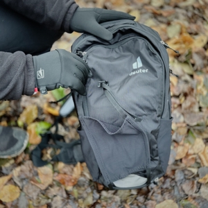 Die Helmhalterung wird am Deuter Rucksack befestigt.