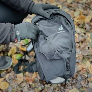 Die Helmhalterung wird am Deuter Rucksack befestigt.