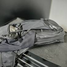 Der MTB-Rucksack von Deuter liegt ausgepackt auf einem Rollwagen.