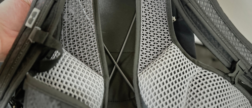 Die Rückseite des Deuter MTB-Rucksacks mit Protektoren.