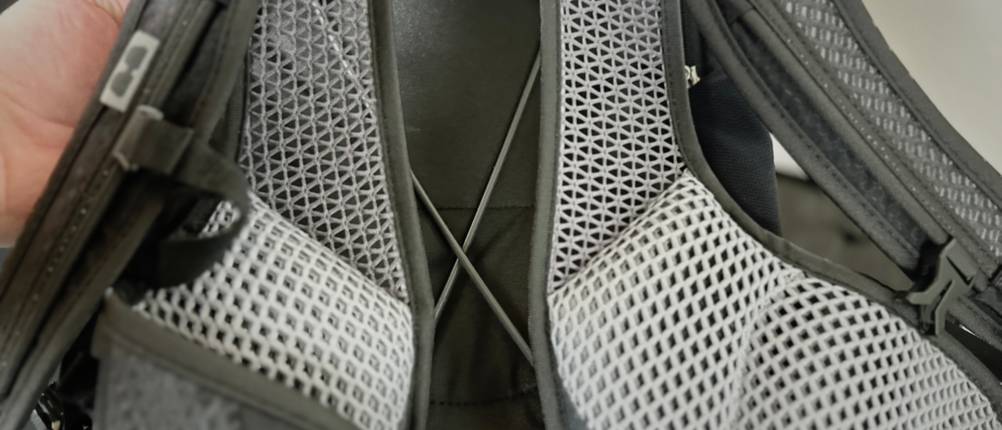 Die Rückseite des Deuter MTB-Rucksacks mit Protektoren.