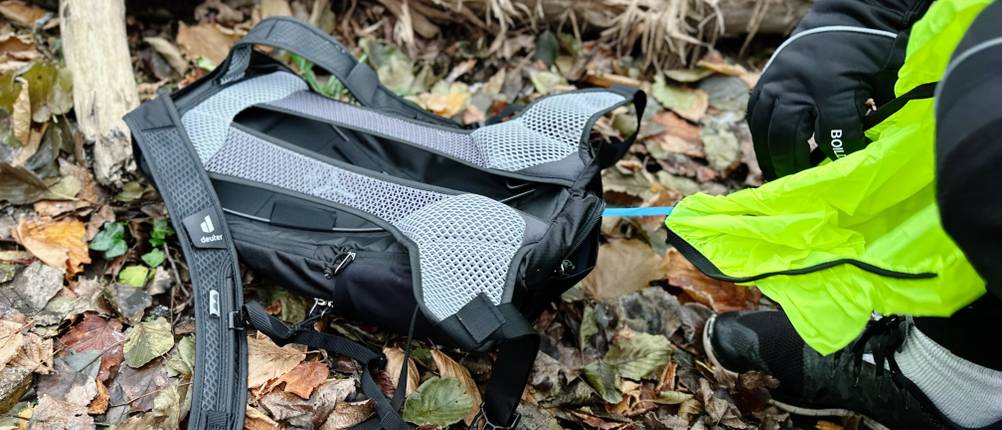 Die Schutzhülle wird vom Deuter MTB-Rucksack gezogen.